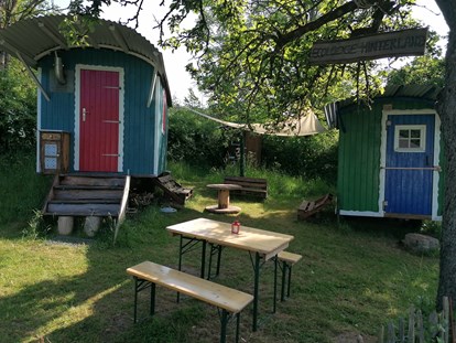 Luxury camping - Unterkunft alleinstehend - Hesse - Sitzplatz im Außenbereich - Ecolodge Hinterland Bauwagen Lodge