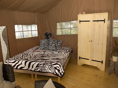 Luxuscamping - Heizung - Baden-Württemberg - Ein Doppelbett für die Erwachsenen und ein Stockbett für die Kinder. Eine Zustell-Liege ist auf Anfrage möglich. - Camping Park Gohren Safarizelte Camping Park Gohren