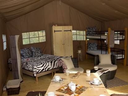 Luxuscamping - Preisniveau: moderat - Deutschland - Im Zelt befindet sich auch eine mobile Küche mit Kocheinheit, Kühlschrank, Spüle und Geschirr. - Camping Park Gohren Safarizelte Camping Park Gohren