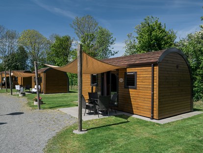 Luxury camping - Parkplatz bei Unterkunft - Nordseeküste - Nordsee-Camp Norddeich Nordsee-Wellen Nordsee-Camp Norddeich