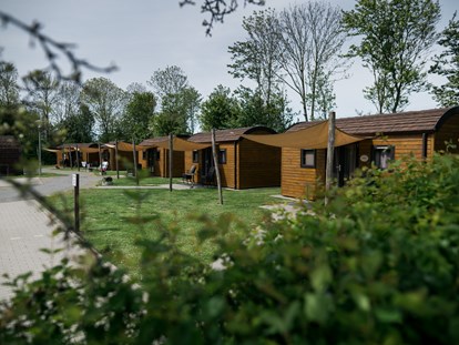 Luxury camping - Parkplatz bei Unterkunft - Lower Saxony - Nordsee-Camp Norddeich Nordsee-Wellen Nordsee-Camp Norddeich
