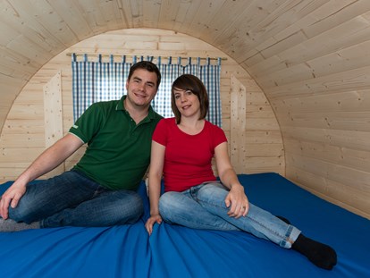 Luxuscamping - Terrasse - Deutschland - Das Bett hat 2 x 2 m Liegefläche. Bitte Schlafsack und Kissen mitbringen.
Zusätzlich kann man die beiden Sitzbänke zu zwei Einzelbetten verbreitern, so dass insgesamt 4 Schlafplätze entstehen. - Lech Camping Schlaf-Fass bei Lech Camping