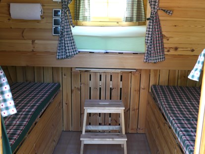 Luxuscamping - Art der Unterkunft: Schlaffass - Bayern - Hier die Innenansicht wenn der Tisch eingeschoben ist. - Lech Camping Schlaf-Fass bei Lech Camping