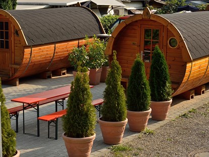 Luxuscamping - Art der Unterkunft: Schlaffass - Region Augsburg - Die Fässer sind schön angeordnet, Trinkwasser gibt es direkt daneben - Lech Camping Schlaf-Fass bei Lech Camping