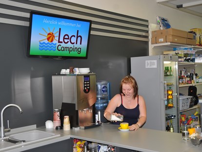 Luxuscamping - Deutschland - In unserer Rezeption können Sie auch frische Kaffeespezialitäten genießen. Wie wäre es mit Coffee to go und dazu eine Zeitung am Morgen? - Lech Camping Schlaf-Fass bei Lech Camping