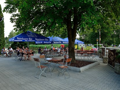 Luxuscamping - Region Augsburg - Genießen Sie ein köstliches Menü und ein Gläschen Wein oder ein zünftiges Bier auf unserer schönen Seeterrasse - Lech Camping Schlaf-Fass bei Lech Camping
