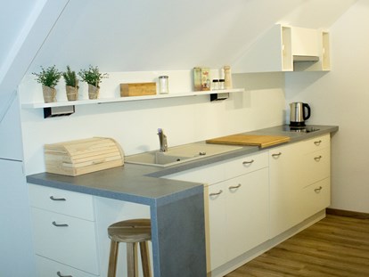 Luxuscamping - Art der Unterkunft: Schlaffass - Die Küche in unserem Appartement - Lech Camping Schlaf-Fass bei Lech Camping