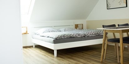 Luxuscamping - Art der Unterkunft: Schlaffass - Deutschland - Im Appartement finden Sie ein Doppelbett und eine Schlaf-Couch - Lech Camping Schlaf-Fass bei Lech Camping