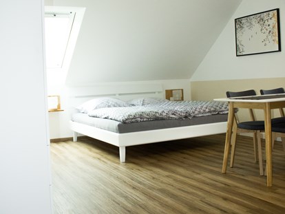 Luxuscamping - Heizung - Bayern - Im Appartement finden Sie ein Doppelbett und eine Schlaf-Couch - Lech Camping Schlaf-Fass bei Lech Camping
