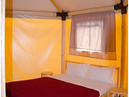 Luxuscamping - Art der Unterkunft: Lodgezelt - Adria - Glamping-Zelte: Schlafzimmer mit Doppelbett - Camping Rialto Glampingzelte auf Camping Rialto