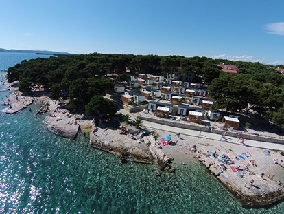 Luxuscamping - getrennte Schlafbereiche - Zadar - Campingplatz Kozarica - Meinmobilheim Superior auf dem Campingplatz Kozarica