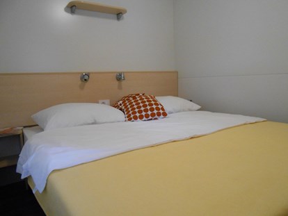 Luxuscamping - Klimaanlage - Zadar - Campingplatz Kozarica - Meinmobilheim Couple auf dem Campingplatz Kozarica
