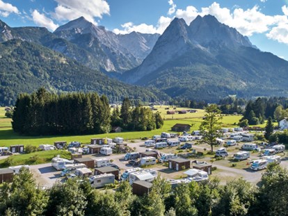 Luxury camping - TV - Bavaria - Luftaufnahme vom Campingplatz - Camping Resort Zugspitze Berghütten Premium im Camping Resort Zugspitze
