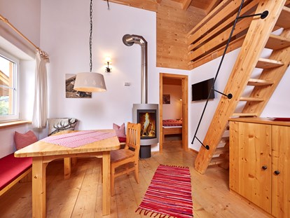 Luxury camping - Dusche - Oberbayern - Wohnbereich Berghütte Premium - Camping Resort Zugspitze Berghütten Premium im Camping Resort Zugspitze