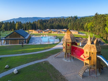 Luxury camping - Parkplatz bei Unterkunft - Julische Alpen - Swimming pool with children playground - River Camping Bled Bungalows