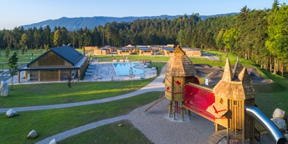 Luxuscamping - WC - Julische Alpen - Swimming pool with children playground - River Camping Bled Bungalows