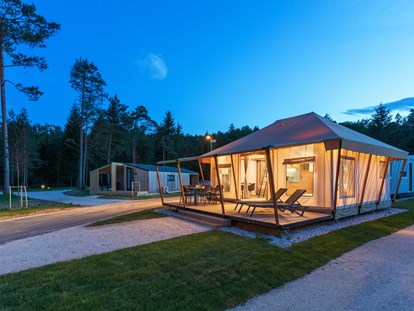 Luxury camping - Parkplatz bei Unterkunft - Julische Alpen - Glamping tent - River Camping Bled Bungalows