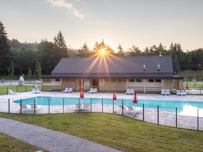 Luxuscamping - Gartenmöbel - Carniola / Julische Alpen / Laibach / Zasavje - Swimming pool - River Camping Bled Bungalows