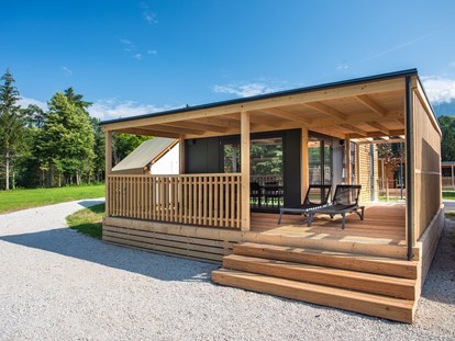 Luxury camping - Parkplatz bei Unterkunft - Julische Alpen - Aurora cottage - River Camping Bled Bungalows