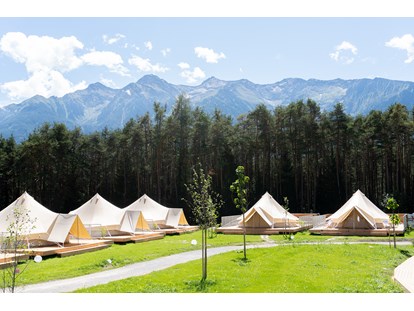 Luxury camping - Parkplatz bei Unterkunft - Tyrol - Herrliche Lage am Waldrand mit Panoramablick auf die Bergwelt - Camping Gerhardhof Sonnenplateau Camping Gerhardhof