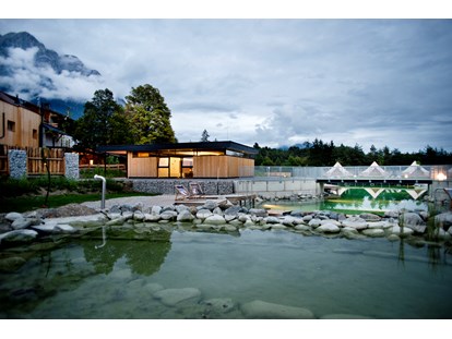 Luxury camping - Unterkunft alleinstehend - Zugspitze - Gesamtansicht mit Schwimmteich, Sanitärhäusern und Gasthaus - Camping Gerhardhof Sonnenplateau Camping Gerhardhof