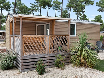 Luxuscamping - Sonnenliegen - Languedoc-Roussillon - Camping Le Castellas - Vacanceselect Mobilheim Premium 4/5 Personen 2 Zimmer von Vacanceselect auf Camping Le Castellas