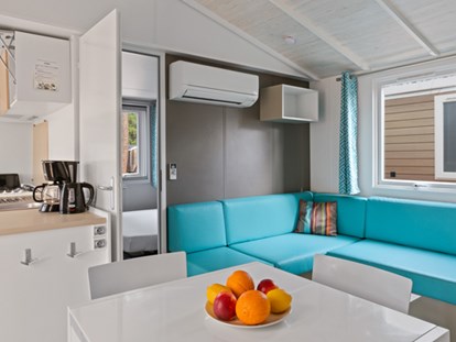 Luxuscamping - Kühlschrank - Hérault - Camping Le Castellas - Vacanceselect Mobilheim Premium 6 Personen 3 Zimmer von Vacanceselect auf Camping Le Castellas
