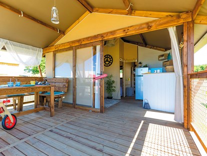 Luxuscamping - Gartenmöbel - Aude - Camping Falaise Narbonne-Plage - Vacanceselect Ecoluxe Zelt 4/5 Personen 2 Zimmer von Vacanceselect auf Camping Falaise Narbonne-Plage