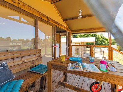 Luxury camping - Gartenmöbel - Aude - Camping Falaise Narbonne-Plage - Vacanceselect Ecoluxe Zelt 4/5 Personen 2 Zimmer von Vacanceselect auf Camping Falaise Narbonne-Plage