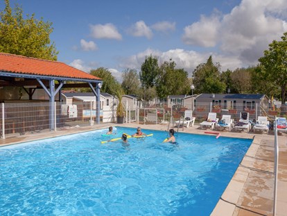 Luxury camping - France - Camping Les Catalpas - Vacanceselect Mobilheim Cosy 6 Personen 3 Zimmer AC von Vacanceselect auf Camping Les Catalpas