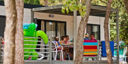 Luxuscamping - Klimaanlage - Gironde - Camping Les Catalpas - Vacanceselect Mobilheim Moda 6 Personen 3 Zimmer AC 2 Badezimmer von Vacanceselect auf Camping Les Catalpas