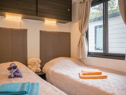 Luxuscamping - Gartenmöbel - Süd - Charente-Maritime - Camping Les Catalpas - Vacanceselect Mobilheim Moda 6 Personen 3 Zimmer AC 2 Badezimmer von Vacanceselect auf Camping Les Catalpas
