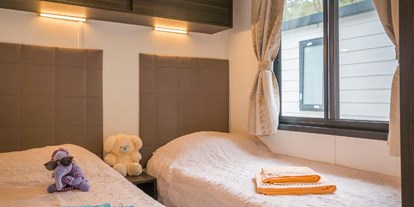 Luxuscamping - Klimaanlage - Gironde - Camping Les Catalpas - Vacanceselect Mobilheim Moda 6 Personen 3 Zimmer AC 2 Badezimmer von Vacanceselect auf Camping Les Catalpas