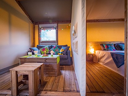 Luxuscamping - Kühlschrank - Aquitanien - Camping La Forêt du Pilat - Vacanceselect Ecoluxe Zelt 4/5 Personen 2 Zimmer von Vacanceselect auf Camping La Forêt du Pilat