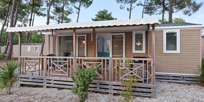 Luxuscamping - Kochmöglichkeit - Korsika  - Camping Domaine d'Anghione - Vacanceselect Mobilheim Premium 6 Personen 3 Zimmer von Vacanceselect auf Camping Domaine d'Anghione