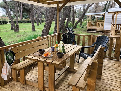 Luxury camping - Terrasse - Haute-Corse - Camping Domaine d'Anghione - Vacanceselect Mobilheim Premium 6 Personen 3 Zimmer von Vacanceselect auf Camping Domaine d'Anghione