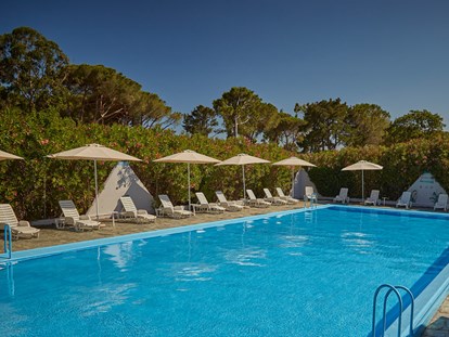 Luxuscamping - Parkplatz bei Unterkunft - Korsika  - Camping Domaine d'Anghione - Vacanceselect Mobilheim Premium 6 Personen 3 Zimmer von Vacanceselect auf Camping Domaine d'Anghione