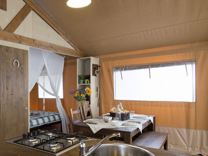 Luxury camping - Kochmöglichkeit - Aquitaine - Camping Atlantic Club Montalivet - Vacanceselect Safarizelt 5/6 Personen 3 Zimmer Badezimmer von Vacanceselect auf Camping Atlantic Club Montalivet