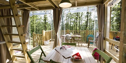 Luxuscamping - Terrasse - Médoc - Camping Atlantic Club Montalivet - Vacanceselect Airlodge 4 Personen 2 Zimmer Badezimmer von Vacanceselect auf Camping Atlantic Club Montalivet