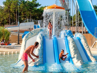 Luxury camping - Dusche - Aquitaine - Camping Atlantic Club Montalivet - Vacanceselect Airlodge 4 Personen 2 Zimmer Badezimmer von Vacanceselect auf Camping Atlantic Club Montalivet