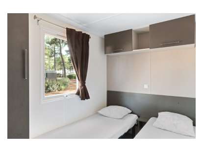 Luxuscamping - getrennte Schlafbereiche - Gironde - Camping Atlantic Club Montalivet - Vacanceselect Mobilheim Moda 6 Personen 3 Zimmer 2 Badezimmer Klimaanlage von Vacanceselect auf Camping Atlantic Club Montalivet