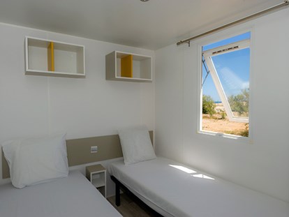 Luxuscamping - Kochutensilien - Hérault - Camping Le Palavas - Vacanceselect Mobilheim Moda 6 Personen 3 Zimmer Klimaanlage von Vacanceselect auf Camping Le Palavas