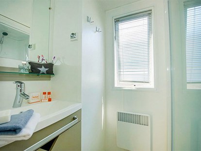 Luxuscamping - Bad und WC getrennt - Montpellier - Camping Le Palavas - Vacanceselect Mobilheim Premium 6 Personen 3 Zimmer von Vacanceselect auf Camping Le Palavas