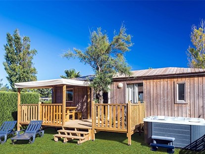 Luxury camping - Terrasse - France - Camping Les Dunes - Vacanceselect Mobilheim Privilege Club 6 Personen 3 Zimmer Whirlpool von Vacanceselect auf Camping Les Dunes