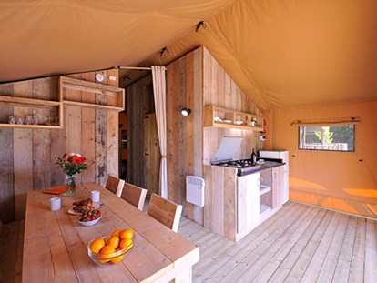 Luxuscamping - Pyrénées-Orientales - Camping La Sirène - Vacanceselect Safarizelt 4/6 Personen 2 Zimmer Badezimmer von Vacanceselect auf Camping La Sirène