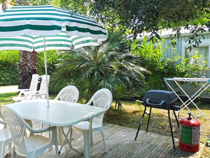Luxuscamping - Gartenmöbel - Languedoc-Roussillon - Camping La Sirène - Vacanceselect Mobilheim Moda 6 Personen 3 Zimmer, Klimaanlage von Vacanceselect auf Camping La Sirène