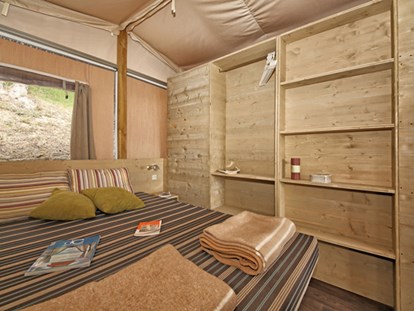 Luxury camping - Kaffeemaschine - Spain - Castell Montgri - Vacanceselect Lodgetent Deluxe 5/6 Personen 2 Zimmer Badezimmer von Vacanceselect auf Castell Montgri