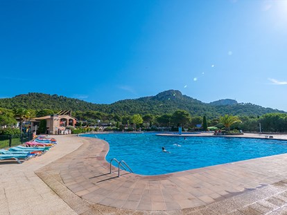 Luxury camping - Preisniveau: exklusiv - Catalonia - Castell Montgri - Vacanceselect Lodgetent Deluxe 5/6 Personen 2 Zimmer Badezimmer von Vacanceselect auf Castell Montgri