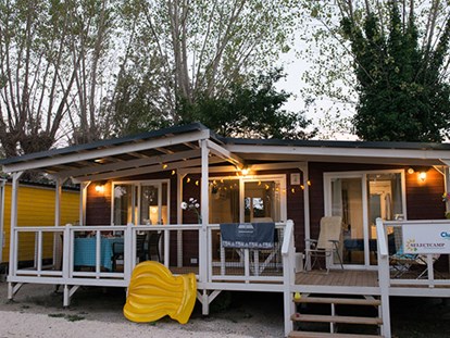 Luxuscamping - Kühlschrank - Ravenna - Camping Marina Camping Village - Vacanceselect Mobilheim Moda 4/6 Personen 2 Zimmer AC 2 BZ von Vacanceselect auf Camping Marina Camping Village
