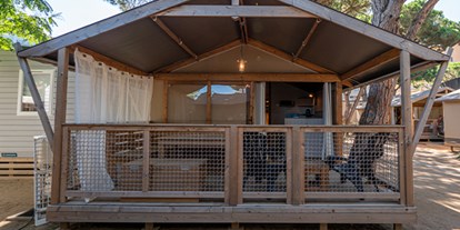 Luxuscamping - Kochmöglichkeit - Spanien - Camping La Masia - Vacanceselect Ecoluxe Zelt 4/5 Personen 2 Zimmer Klimaanlage Badezimmer von Vacanceselect auf Camping La Masia